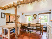 Die urige Küche im typischen Landhausstil lädt zu geselligen Abenden mit Freunden ein. Für die Gemütlichkeit sorgen alte Holzbalken. (Bild-Copyright: Caters News Agency)