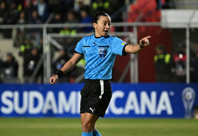 La árbitra brasileña Edina Alves durante un partido de la Copa Sudamericana entre Always Ready y la Universidad Cesar Vallejo en El Alto, Bolivia, el 25 de abril de 2024 (AIZAR RALDES)