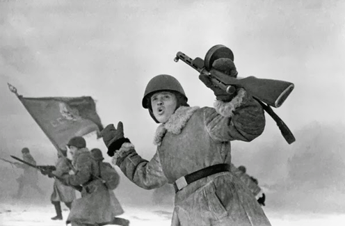 <span class="caption">Soviet troops advancing at Stalingrad. </span> <span class="attribution"><span class="source">Wikimedia</span></span>