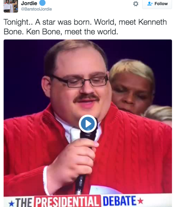 Ken Bone, un desconocido que se volvió célebre después del segundo debate presidencial. Fue uno de los votantes indecisos invitados al encuentro y se robó el show con su simpático atuendo.