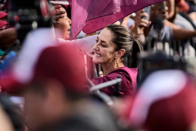 Claudia Sheinbaum saluda a sus seguidores durante un evento de campaña en la Plaza del Zócalo