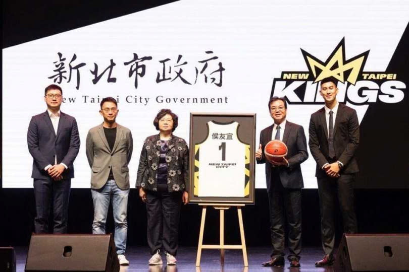 因為新北國王籃球隊的關係，陳信生（左一）與母親王貴雲（中左）難得同台亮相。（圖／新北國王隊提供）