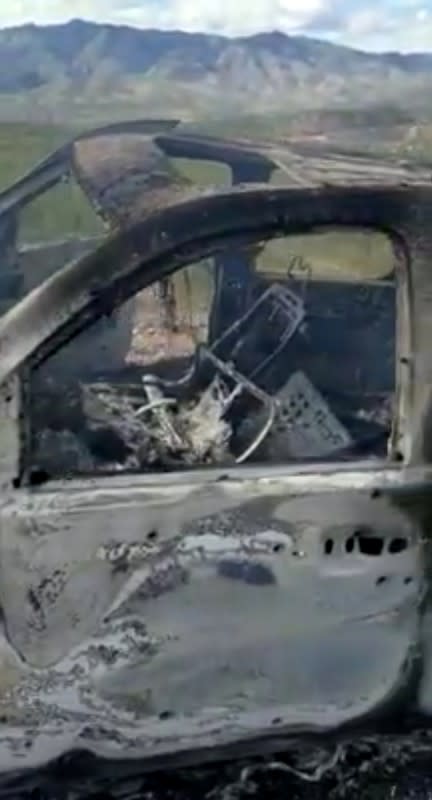 Los restos quemados de un vehículo, en Bavispe, México.