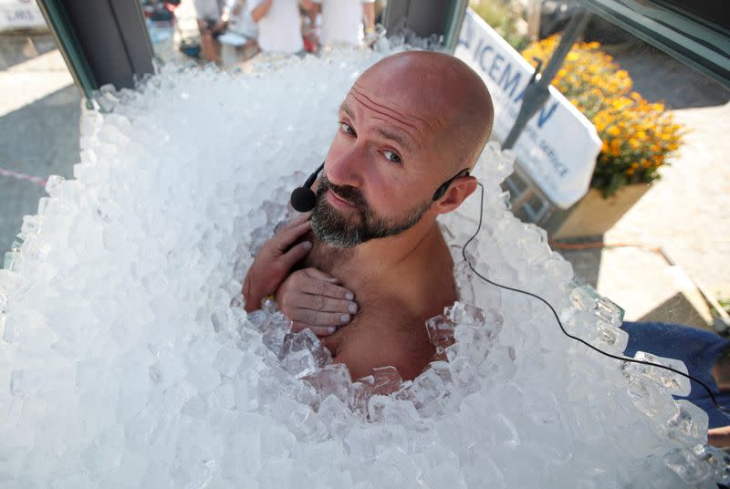 World Record attempt for longest body contact with ice, in Melk