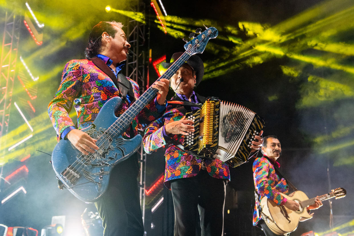 Tigres del Norte en concierto. (Timothy Norris/Getty Images)