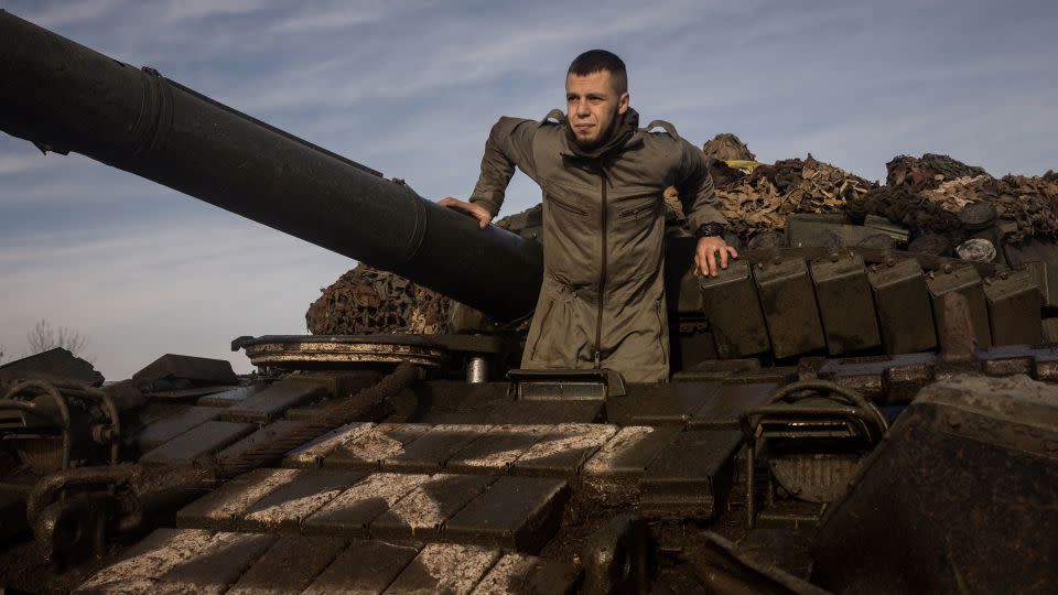 یکی از اعضای ارتش اوکراین، تیپ 59، قبل از انتقال به موقعیت جدید در نوامبر 2022 در Kherson، اوکراین، منتظر است تا تدارکات جدید را تحویل بگیرد.  - کریس مک گراث / گتی ایماژ / فایل