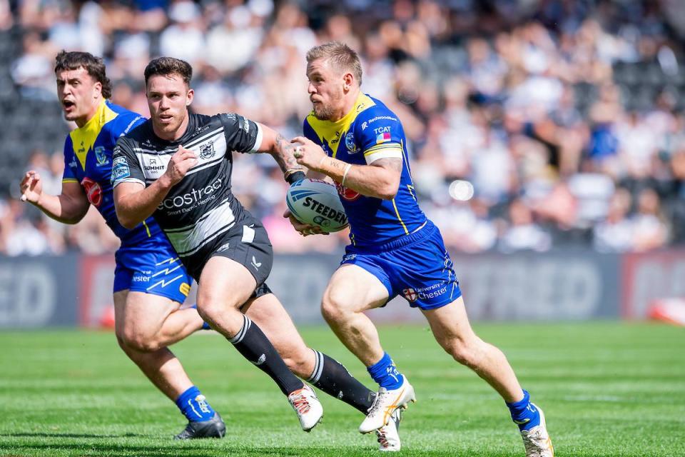 Matt Dufty races through the Hull FC line <i>(Image: SWPix.com)</i>