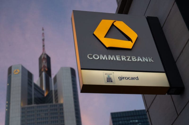 The lettering and the logo of "Commerzbank" can be seen on a sign in front of the Commerzbank headquarters. Sebastian Gollnow/dpa