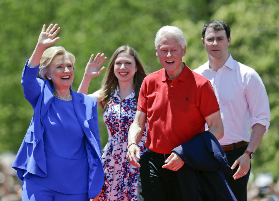 La familia completa Hillary Clinton, Bill, Chelsea Clinton y el esposo Marc Mezvinsky.