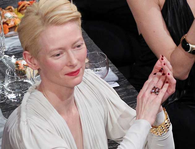 Oscar-Preisträgerin Tilda Swinton ("We Need to Talk About Kevin") wird in Deutschland wieder mit Regisseur Jim Jarmusch ("Broken Flowers") zusammenarbeiten, berichtete der "Hollywood Reporter" am Montag. Produziert wird Jarmuschs neuer Vampir-Film "Only Lovers Left Alive" von der Kölner Filmproduktion Pandora. Wie die Filmstiftung NRW auf ihrer Website bekanntgab, wird sie die Produktion mit 1,1 Million Euro unterstützen. Oscar-Gewinner John Hurt ("Tinker Tailor Solider Spy"), Mia Wasikowska ("Alice im Wunderland") und Tom Hiddleston ("Midnight in Paris") sind ebenfalls dabei. Der Film erzählt die Geschichte zwischen zwei Unsterblichen, die sich seit ewigen Zeiten lieben. Jarmusch und Swinton hatten 2009 bereits gemeinsam den Film "The Limits of Control" gedreht. (Bild: Getty Images)