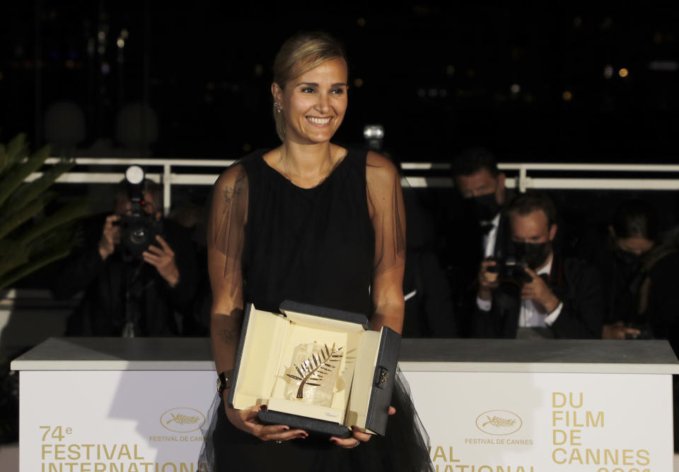 La directora Julia Ducournau posa tras ganar la Palma de Oro por "Titane" tras la ceremonia de clausura de la 74ta edición del Festival Internacional de Cine de Cannes, el sábado 17 de julio de 2021 en Cannes, Francia. (Foto por Vianney Le Caer/Invision/AP)