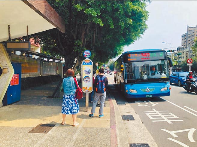 基隆市的智慧公車服務系統常有故障，每次公車實際進站時間跟顯示時間都對不上，更有連顯示都不顯示的車站。（吳康瑋攝）