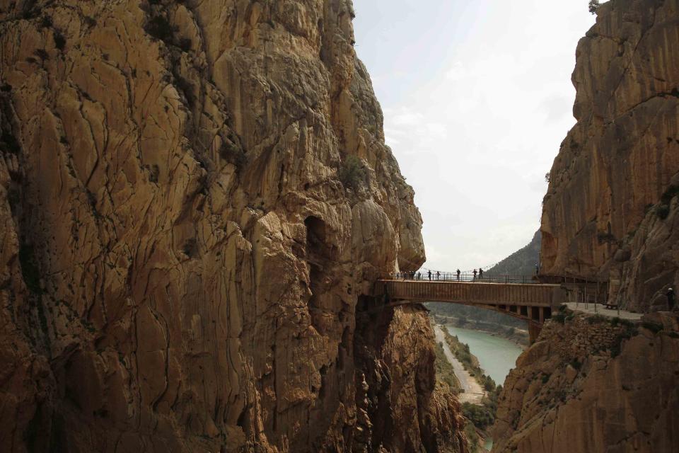 Varios periodistas caminan por el nuevo Caminito del Rey en El Chorro-Alora, cerca de Málaga.