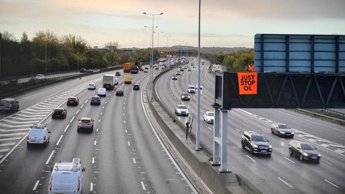 Des manifestants sur M25