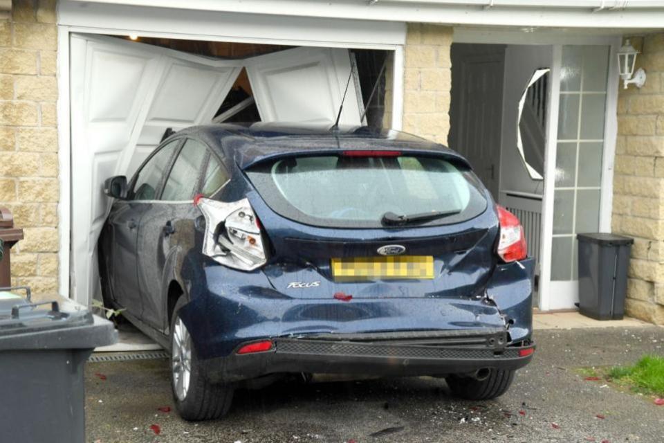 Bradford Telegraph y Argus: el automóvil termina en el garaje de la propiedad en Loxley Close, Fagley