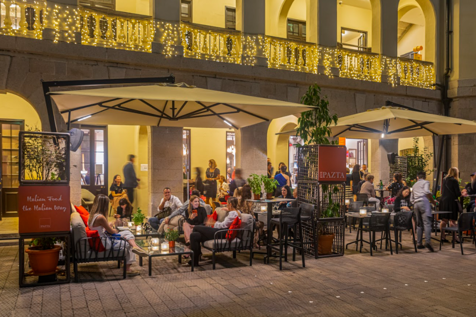 PAZTA 更設戶外用餐區，讓客人一邊感受悠閒氛圍，一邊享用地道美食，令人彷彿身處傳統的意大利廣場。