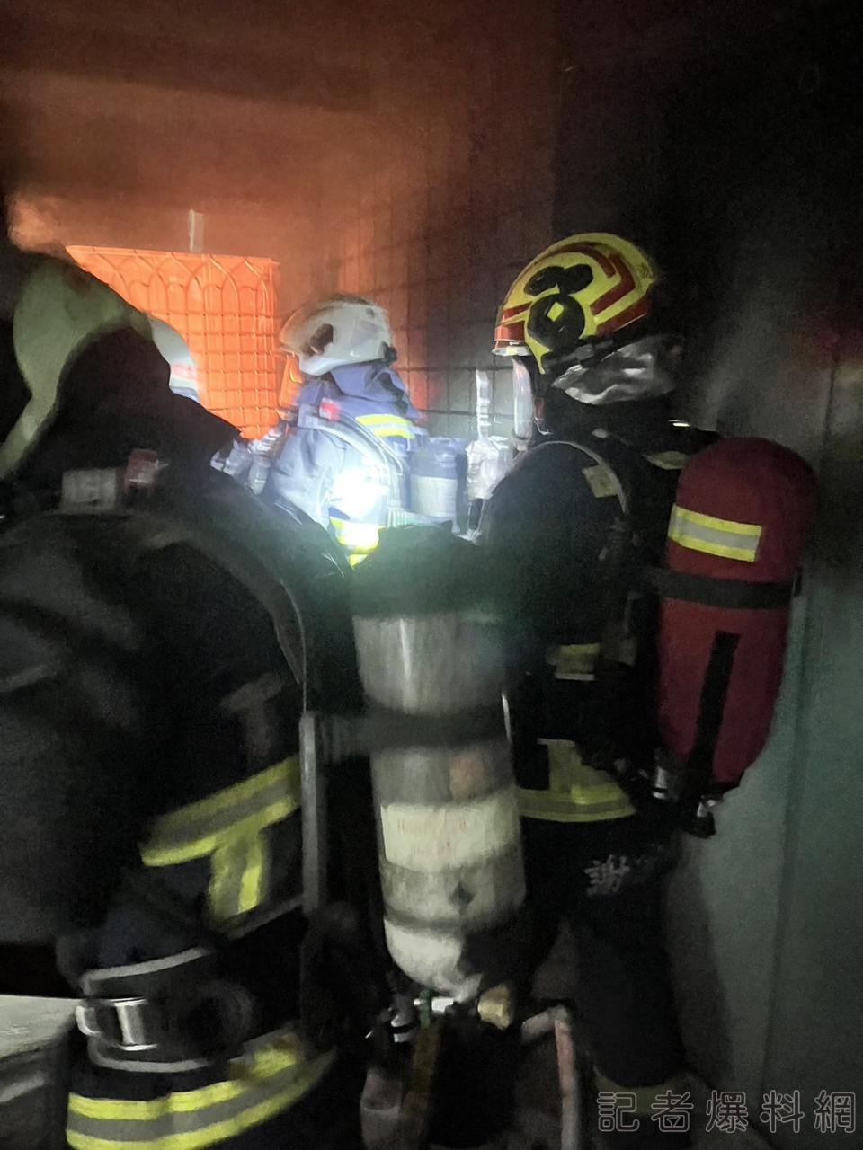 台中市大樓火警，消防人員到場搶救。翻攝自記者爆料網