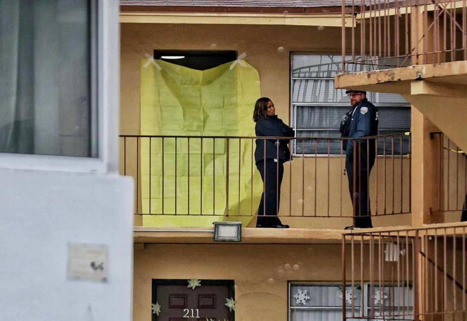 La policía de North Miami Beach llega a un apartamento el martes por la mañana después de que una mujer llamara diciendo que había estrangulado y matado a su hija. Carl Juste cjuste@miamiherald.com