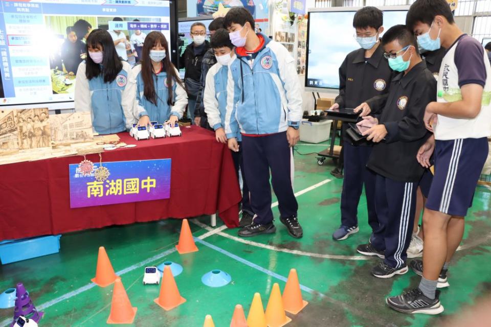 苗栗縣111年推動中小學數位學習精進方案成果展，十九日上午在後龍鎮國教輔導團啟動。（記者謝國金攝）