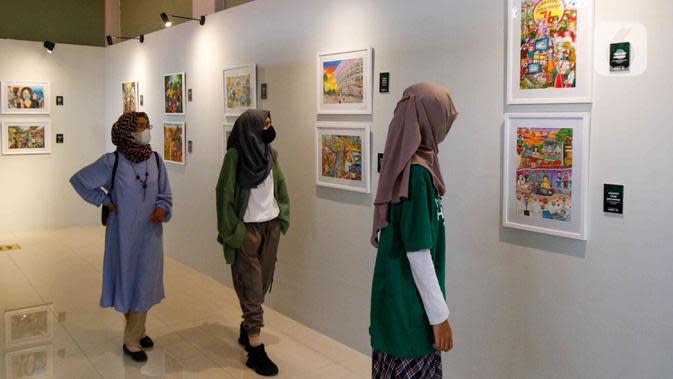 Pengunjung mengamati karya lukis yang bertajuk &#39;Membangun Harmoni&#39; di Museum Basoeki Abdullah, Jakarta, Sabtu (18/12/2021). Pameran tersebut dibisa disaksikan dari 19 Desember 2021 hingga Januari 2022. (Liputan6.com/Herman Zakharia)