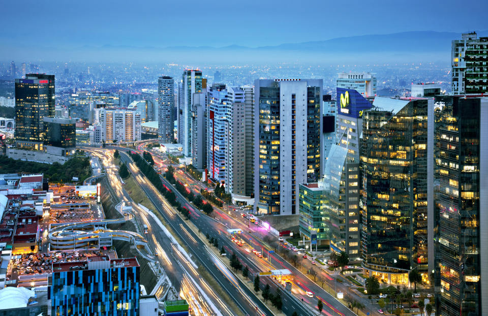 Vista panorámica de edificios de condominios y oficinas en Santa Fe, en Ciudad de México/Getty Images..