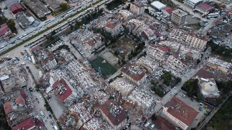 O centro de Hatay, visto com prédios destruídos após o terremoto. A Turquia experimentou o maior terremoto deste século na região da fronteira com a Síria. O terremoto foi medido em magnitude 7,7. (Foto de Tunahan Turhan/SOPA Images/LightRocket via Getty Images)