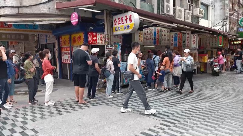 連假期間國旅大爆發，花蓮知名包子店一大早就有排隊人潮湧現。