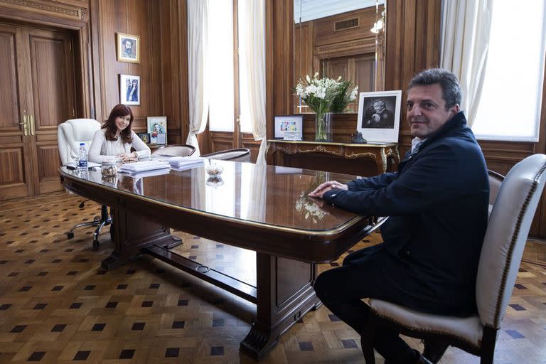 La presidenta del Senado Cristina Fernández de Kirchner recibió hoy al presidente de la Cámara de Diputados Sergio Massa, quien asumirá el miércoles como ministro de Economía, Producción y Agricultura de la Nación