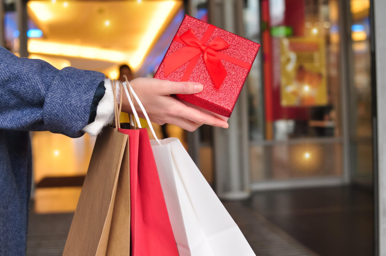 Holiday shopping. Shopping on Holidays. Holiday shopping Survey. Клиент в руках.