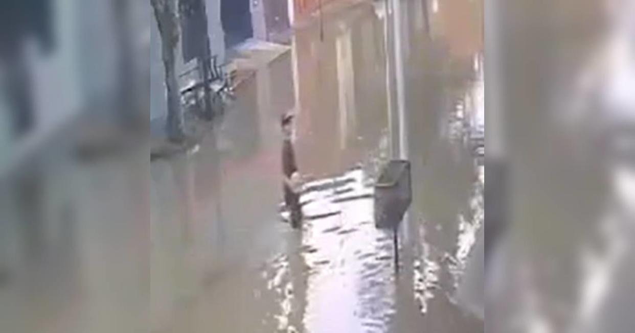 Joven tocó un poste en una calle inundada y sufrió una fuerte descarga eléctrica. Foto: Captura de video X vía @ITROriginal