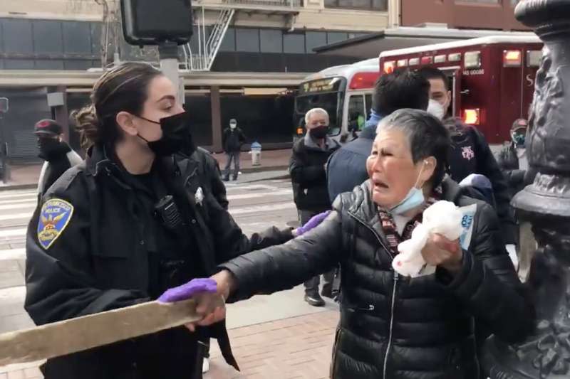 舊金山一位說粵語的76歲老婦謝曉真（Xiao Zhen Xie，譯音）17日在鬧區遇襲，不過她也奮力拿木板反擊白人嫌犯。（翻攝網路）