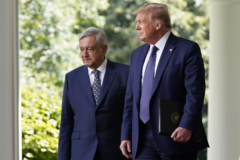 Los presidentes Donald Trump, de Estados Unidos, a la derecha, y Andrés Manuel López Obrador, de México, llegan para asistir a un evento en la Rosaleda de la Casa Blanca, en Washington, el miércoles 8 de julio de 2020. (AP Foto/Evan Vucci)