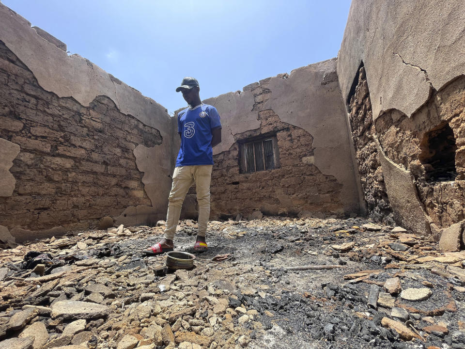 Christopher Dauda, de 42 años, en donde era su casa en Kunji, Nigeria, el jueves 27 de abril de 2023. Dauda perdió a su esposa y a sus cuatro hijos en marzo de 2023 en un ataque nocturno que dejó 33 muertos en su aldea. (Foto AP/Chinedu Asadu)