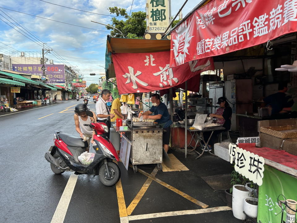 ▲長達30年通過台北人嘴刁的考驗，方老闆夫妻倆將北方水煎包帶回故鄉跟鄉親分享。（圖／記者周厚賢攝）