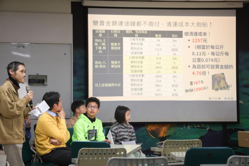 看守台灣協會秘書長謝和霖（左）說明回收獎勵不敷清運成本。廖瑞祥攝