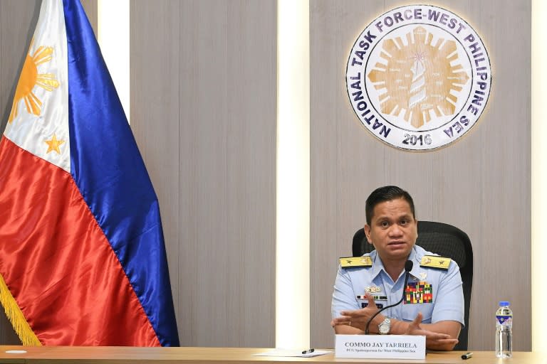 El comodoro Jay Tarriela, portavoz de la Guardia Costera de Filipinas en el mar de China Meridional, en una rueda de prensa en Manila el 1 de mayo de 2024 (Ted Aljibe)