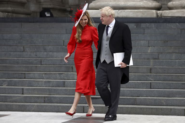 El primer ministro británico Boris Johnson y su esposa Carrie Johnson salen de la Catedral de San Pablo  (Henry Nicholls/)