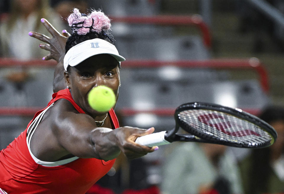 Venus Williams durante su partido contra Madison Keys en la primera ronda del Abierto de Montreal, el lunes 7 de agosto de 2023. (Graham Hughes/The Canadian Press vía AP)