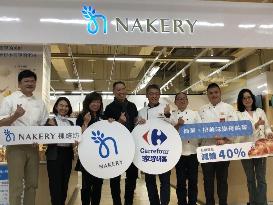 家樂福總經理王俊超（左四）十二日出席NAKERY裸焙坊新店店揭幕活動，這是家樂福全台第三家NAKERY裸焙坊店中店。<br />（中央社）