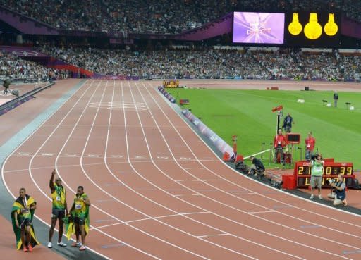 Los jamaiquinos Usain Bolt (C), Yohan Blake (I) y Warren Weir (D) celebran los tres primeros puestos en la prueba de 200m planos masculinos en el estadio olímpico de Londres-2012, el 9 de agosto. (AFP | gabriel bouys)