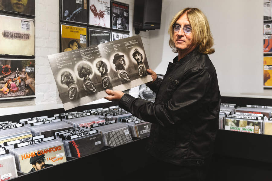 Joe Elliott ar Sister Ray Records with a copy of Mott The Hoople's debut album