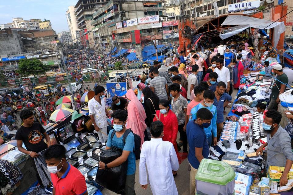 Representative image: People shop at a market ahead of Eid-al Adha in Dhaka, Bangladesh, 16 July 2021 (Copyright 2021 The Associated Press. All rights reserved.)