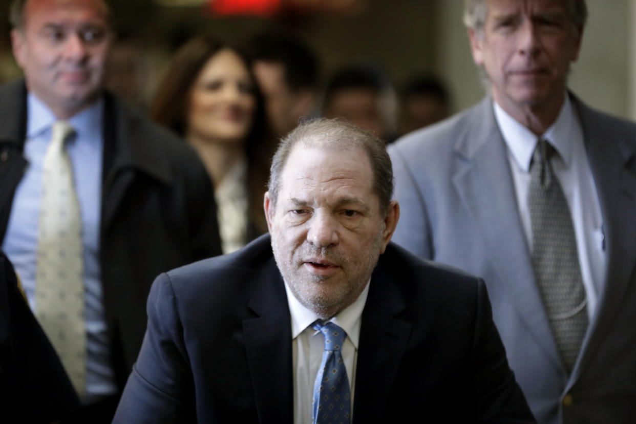 Harvey Weinstein llega a un tribunal en Manhattan el lunes 24 de febrero del 2020 en Nueva York, poco antes de ser declarado culpable de dos cargos en su juicio por abuso sexual y violación. (AP Foto/Seth Wenig)