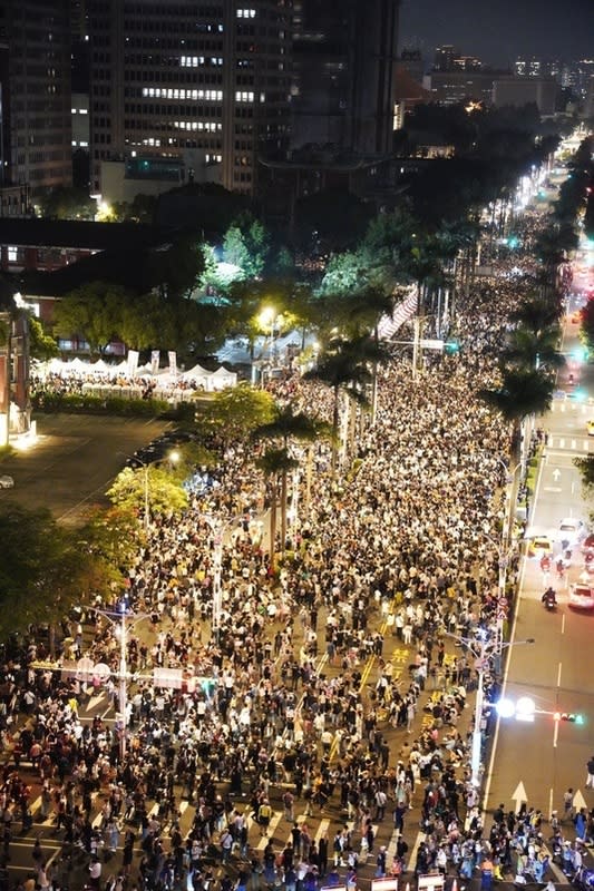 5/24晚間8點，中山南路快車道已擠爆抗議民眾，人潮從監察院滿到教育部門口。   圖：張良一/攝