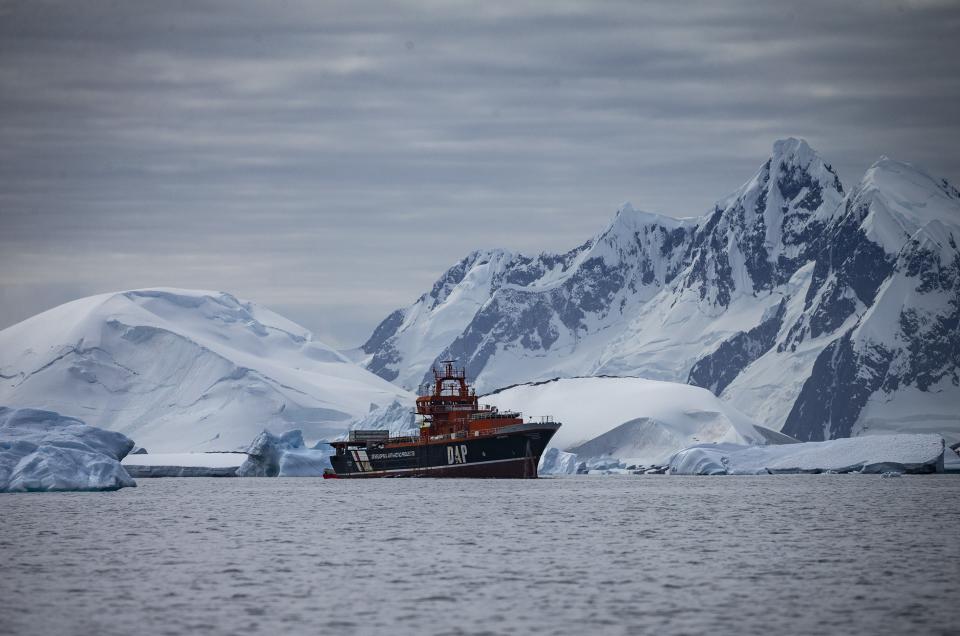 Harían falta tres enormes barcos para trasladar el iceberg. (Ozge Elif Kizil/Anadolu Agency/Getty Images)