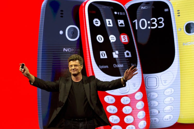HMD的執行長努梅拉（Arto Nummela）在世界行動通訊大會發表新款Nokia 3310。（美聯社）