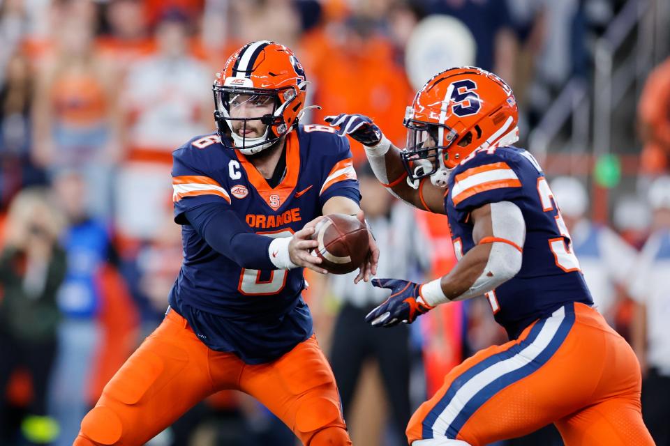 SYRACUSE, NY - NOVEMBER 12: Garrett Shrader #6 of the Syracuse Orange hands the ball to Sean Tucker #34 during the game against the Florida State Seminoles at JMA Wireless Dome on November 12, 2022 in Syracuse, New York. (Photo by Isaiah Vazquez/Getty Images)