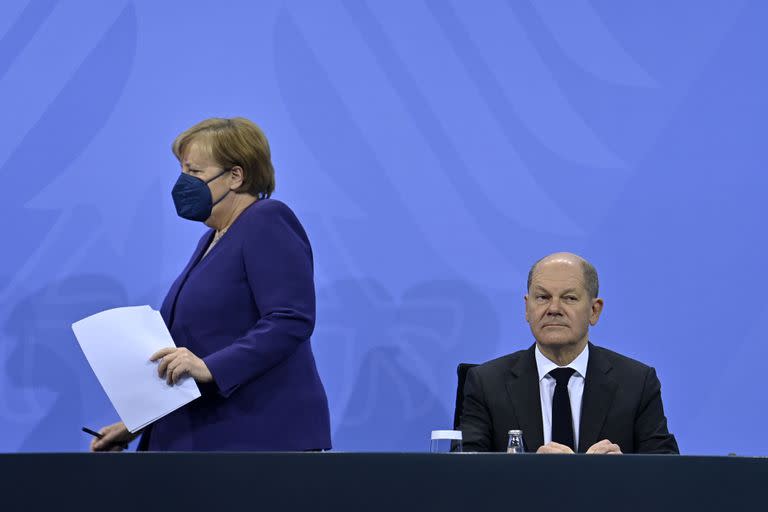 Angela Merkel junto a su sucesor, Olaf Scholz, la semana pasada