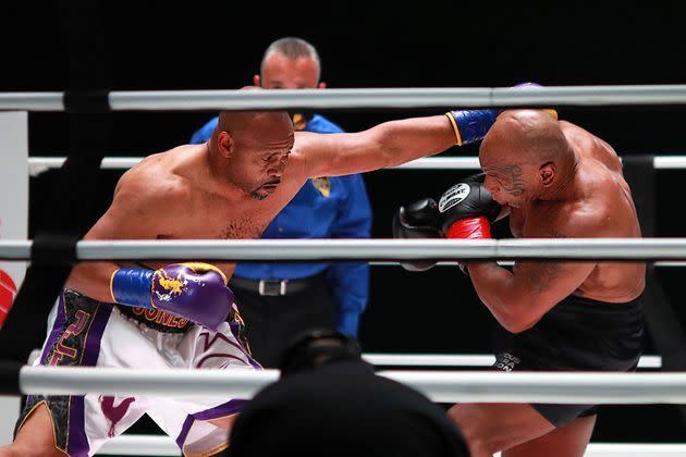 <p>Mike Tyson a réussi son retour sur le ring à 54 ans, malgré un nul concédé contre Roy Jones Jr, 51 ans, samedi à Los Angeles.</p>