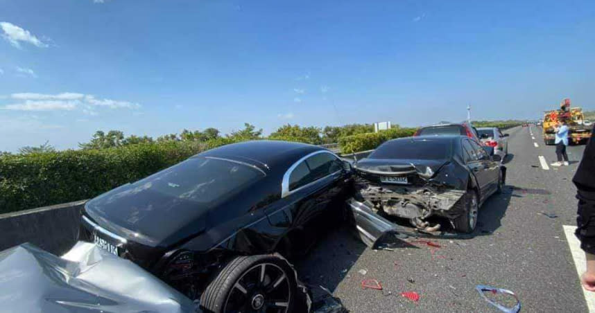 價值2千多萬的勞斯萊斯豪車在國道發生事故，整輛車幾乎撞爛，造成8車受損，警方還要釐清肇事責任。（圖／民眾提供）